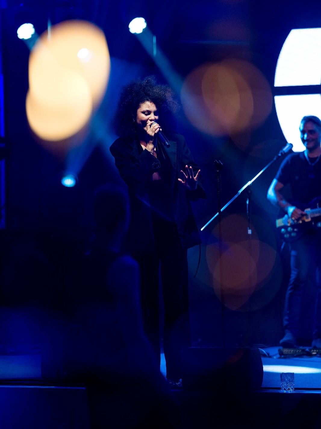 Sängerin im Spotlight bei Live-Auftritt