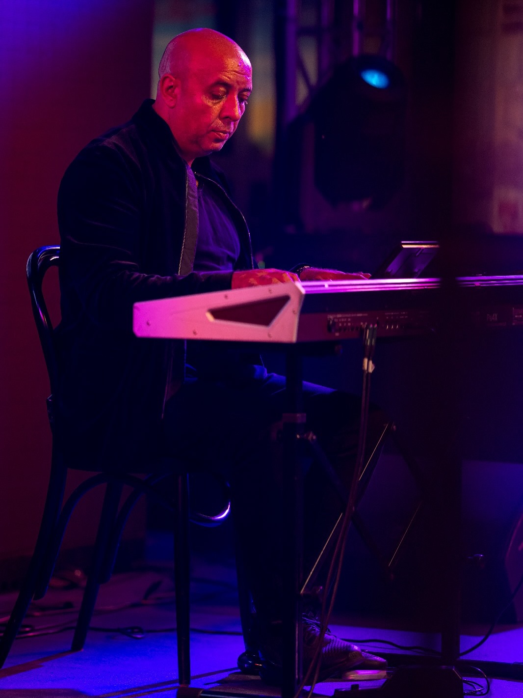 Pianist am Flügel in atmosphärischem Licht