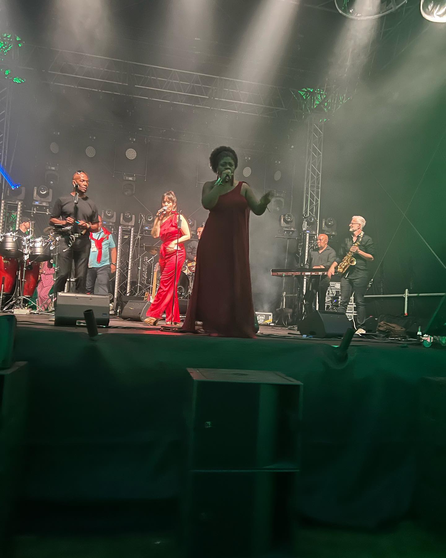 John-Paul Band Live-Performance grünes Bühnenlicht