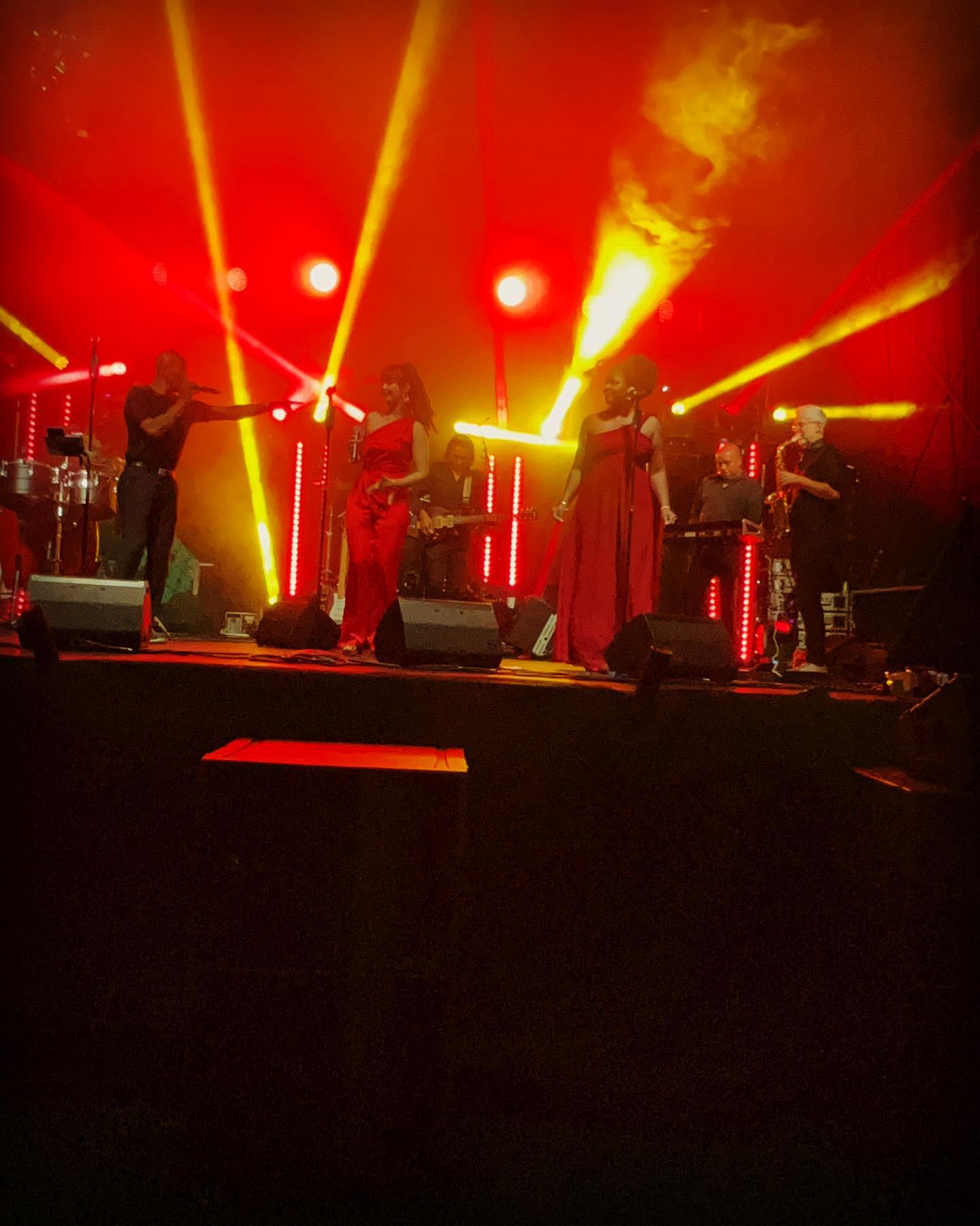 John-Paul Band Bühnenshow rotes Bühnenlicht